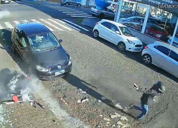 Dupla em moto tenta assaltar loja, mas policial reage -  (crédito: Câmeras de monitoramento/Reprodução)