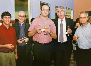 Papa Leão XIV, à direita, com um copo de cerveja na mão -  (crédito: redes sociais)