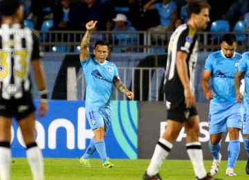 Álvaro Ramos, atacante do Deportes Iquique-CHI, comemora um dos dois gols que marcou contra o Galo, na vitória por 3 a 2, quinta-feira, pela Copa Sul-Americana -  (crédito: Alex DIAZ / PHOTOSPORT / AFP)