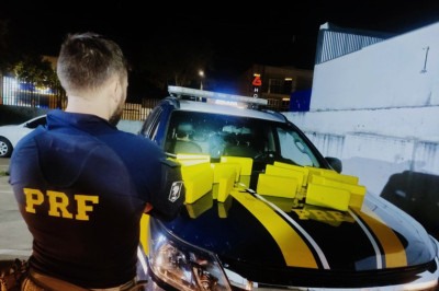A droga estava escondida sob o câmbio do veículo -  (crédito: Divulgação/PRF)