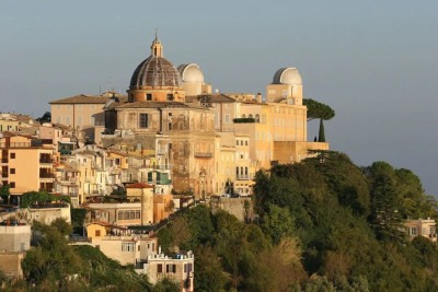 Visitar a casa de verão do Papa em Castel Gandolfo é uma oportunidade de mergulhar na história do papado e apreciar a beleza de um dos locais mais emblemáticos da Itália -  (crédito: Reprodução medium/@allplanet)