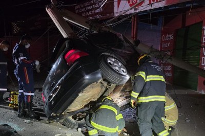 Carro ficou 'pendurado' após derrubar poste de energia em Montes Claros -  (crédito: Corpo de Bombeiros/divulgação)