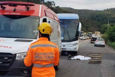 A via foi sinalizada e o fluxo segue lento no local do acidente -  (crédito: CBMMG/Divulgação)