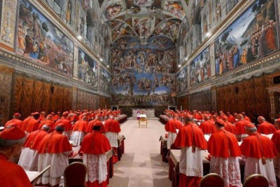 A primeira oração do Papa Leão XIV com os cardeais, na Capela Sistina -  (crédito: vatican media/divulgação)