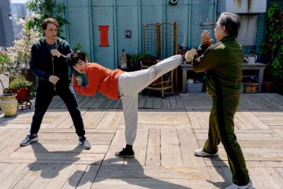 Daniel Larusso (à esq) e Sr.Han (à dir) preparam o traumatizado Li Fong para um importante campeonato -  (crédito: Sony Pictures/Divulgação)