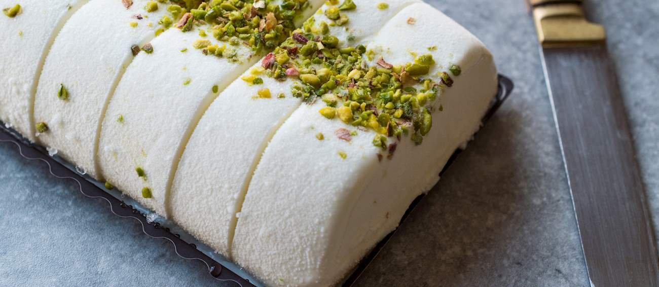 13º - Dondurma (Turquia): Acredita-se que o sorvete turco seja originário da cidade de Mara? – daí o nome – e o que realmente o diferencia de outras variedades é sua resistência ao derretimento e uma textura particularmente densa e em borracha. Essas qualidades são obtidas pela adição de dois agentes espessantes à mistura básica de leite e açúcar: a goma árabe, também conhecida como resina de aroeira, e o salepo — um tipo de farinha feita a partir da raiz da antiga orquídea roxa.