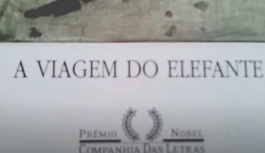 A mistura de personagens reais e fictícios também é uma marca de sua escrita, como em "A Viagem do Elefante" (2008), em que ele narra, com humor e crítica, a jornada de um elefante do século XVI, abordando temas históricos e políticos através da ficção.
