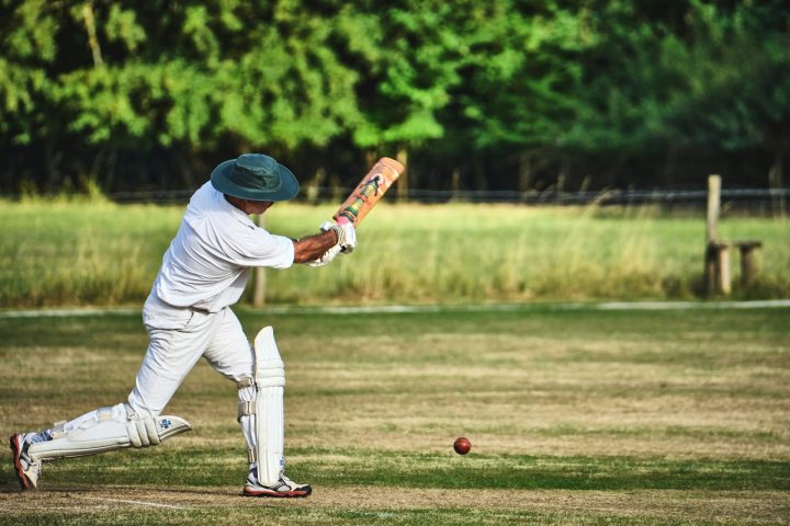 Durante o século 18, colonos britânicos e ses levaram jogos similares ao beisebol para a América do Norte. Além do rounders, o cricket influenciou diretamente o desenvolvimento do esporte.