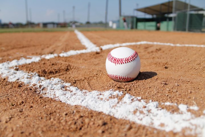 A temporada regular é longa, com 162 jogos por equipe, culminando em uma série de playoffs que leva à World Series, a grande final do campeonato. 