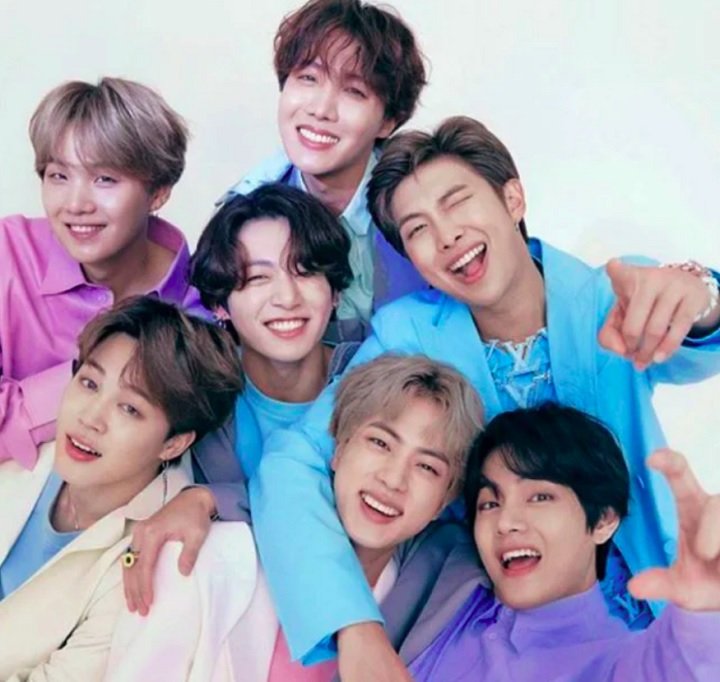 Também conhecido como "Bangtan Sonyeondan" ("Escoteiros à Prova de Balas", em tradução livre), o BTS é um grupo masculino sul-coreano de K-pop formado pela Big Hit Music em 2013. 