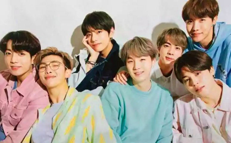 Composto por sete membros - RM, Jin, Suga, J-Hope, Jimin, V e Jungkook — o grupo se tornou um dos maiores fenômenos musicais da atualidade, conquistando fãs em todo o mundo e quebrando recordes na indústria fonográfica.