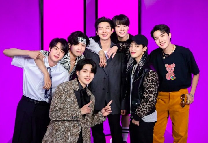 Eles estrearam com um estilo hip-hop e mensagens críticas à sociedade sul-coreana. Gradualmente, o grupo incorporou elementos de diversos gêneros musicais, como pop, EDM e Rhytm and Blues.