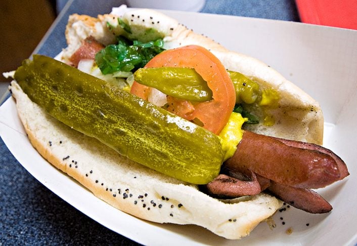 Alguns dos pratos mais famosos são a deep-dish pizza e o "Chicago-style hot dog" que leva pão com semente de papoula, salsicha, leva tomate, pepino, cebola, aipo, pimenta verde.