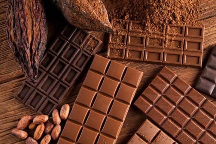 Dá-lhe cafeína: Cada grão de cacau contém aproximadamente 0,2% de cafeína. Para se ter uma ideia, uma barra de chocolate de 100 g tem cerca de 80 grãos de cacau!