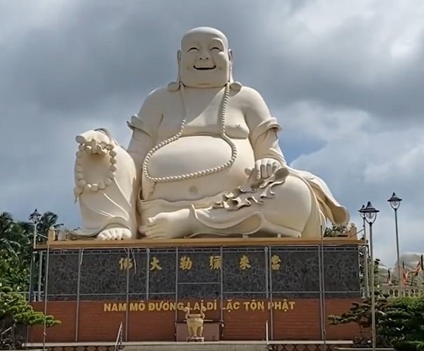 Uma das principais atraÃ§Ãµes Ã© o Templo de Vinh Trang, localizado na provÃ­ncia de Ben Tre, no delta. Este templo, que mistura influÃªncias vietnamitas, chinesas e tailandesas, Ã© um dos mais importantes do sul do VietnÃ£ e oferece uma visÃ£o fascinante da arquitetura religiosa da regiÃ£o.