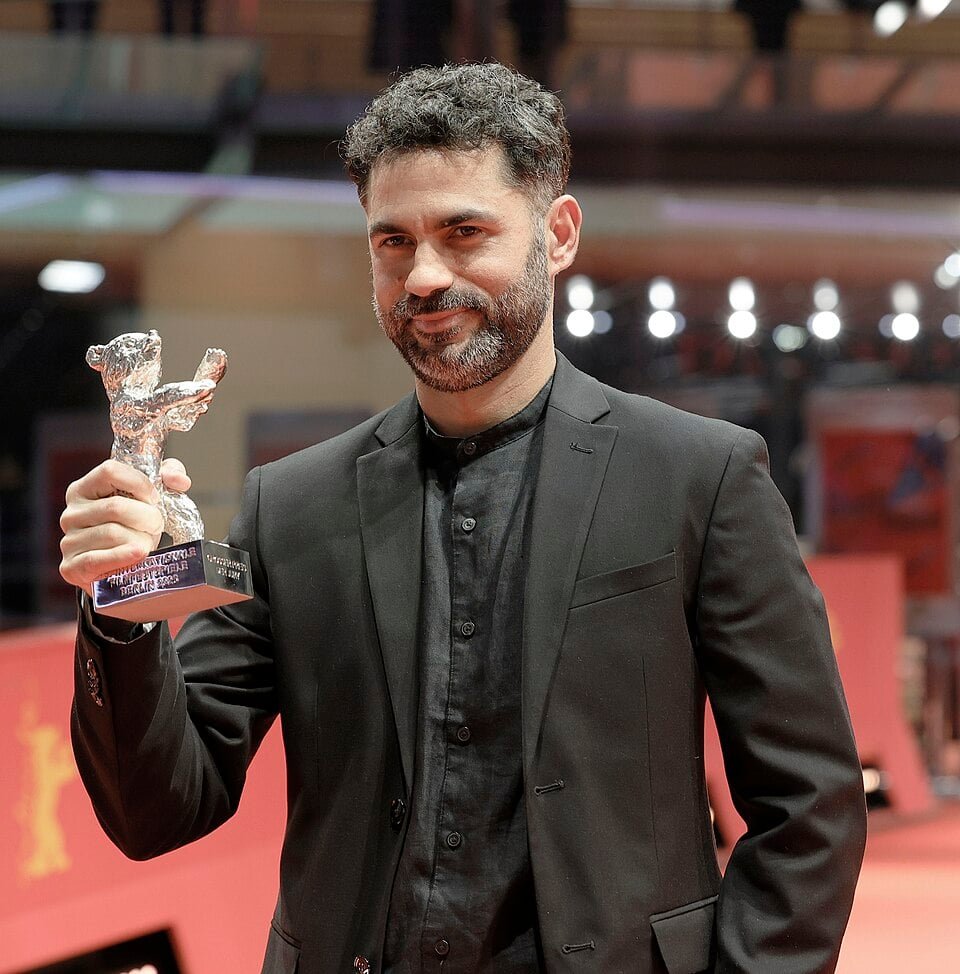 Com direção de Gabriel Mascaro (“Boi Neon” e “Divino Amor”), o longa-metragem conquistou em fevereiro o Grande Prêmio do Júri, o Urso de Prata, na 75ª edição do Festival de Berlim. 
