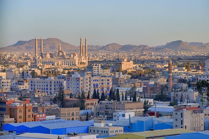 Outra opção seria viajar a partir do Iêmen, mas isso funciona mais como uma ponte aérea para os habitantes locais.