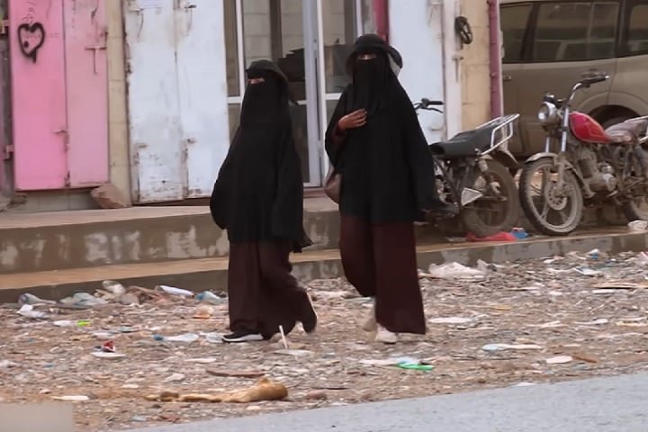 A populaÃ§Ã£o local Ã© composta principalmente por Ã¡rabes e grupos Ã©tnicos nÃŽmades, com uma histÃ³ria de isolamento cultural e preservaÃ§Ã£o de tradiÃ§Ãµes antigas. 