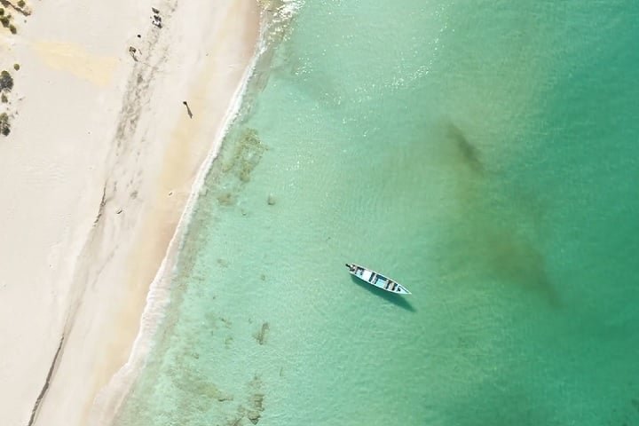 A praia deserta de Shoab (foto), com suas águas verde-esmeralda, e o pôr do sol em Detwah completam a experiência nesta ilha fantástica. 