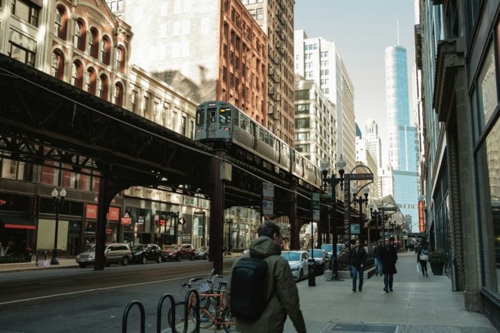 Além disso, Chicago também é famosa pelo seu sistema de trens elevados, o “L”, é um dos mais antigos do mundo.