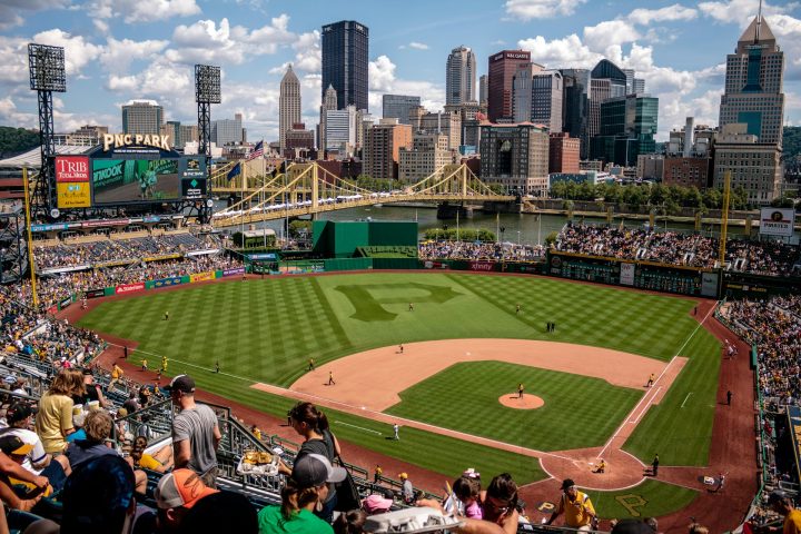 Além do aspecto competitivo, o beisebol é celebrado por sua atmosfera familiar. O consumo de comidas típicas como hot dogs nos estádios é um clássico!