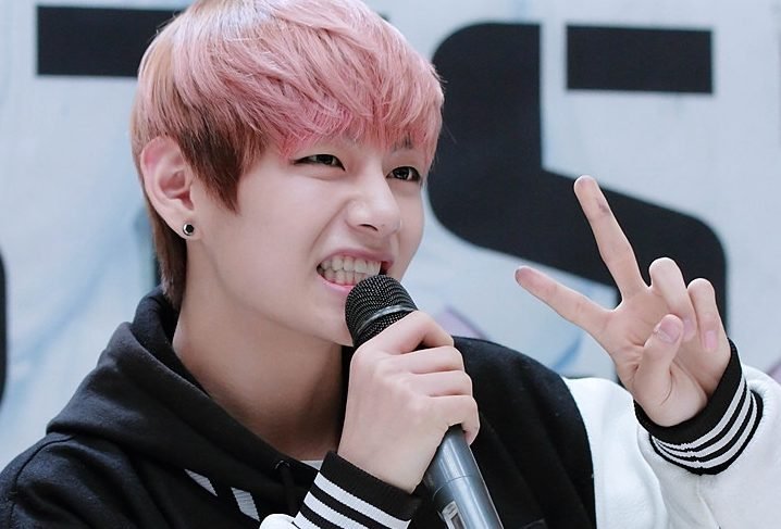 V (Kim Taehyung): V se destaca por ter uma voz diferente da dos outros, mais profunda, alÃ©m de ser um ator talentoso. 