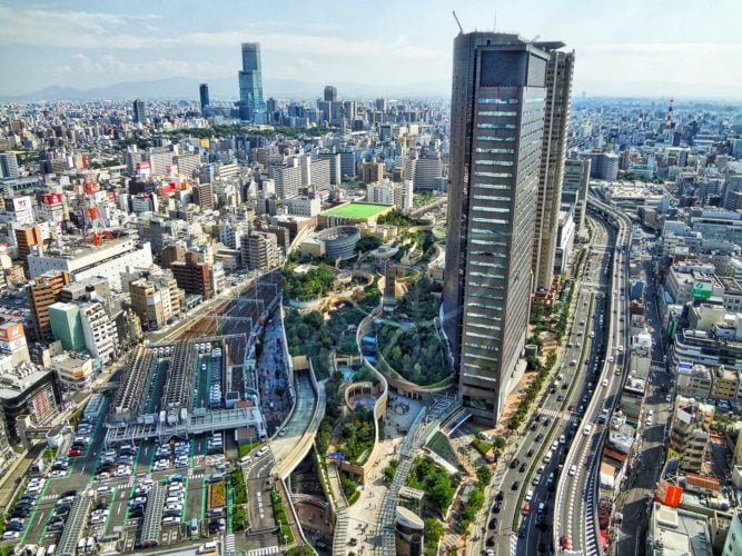 O sistema de transporte público em Osaka é considerado altamente desenvolvido e eficiente, com uma ampla rede de metrôs, trens e ônibus que facilitam a locomoção pela cidade e região metropolitana.