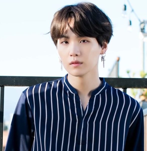 Suga (Min Yoongi): Apaixonado por basquete, Suga é um rapper, compositor e produtor musical, conhecido por suas letras introspectivas.