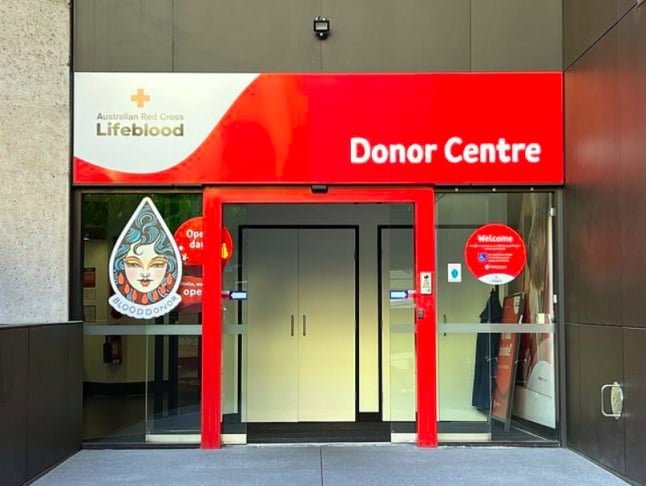 O Serviço de Sangue da Cruz Vermelha Australiana (Lifeblood) prestou homenagem ao homem e disse que sua decisão de se tornar doador veio após receber transfusões sanguíneas durante uma complexa cirurgia no tórax aos 14 anos.