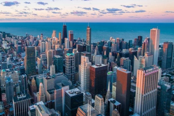 Chicago é a maior cidade do estado de Illinois e a terceira mais populosa dos Estados Unidos, ficando atrás apenas de Nova York e Los Angeles.