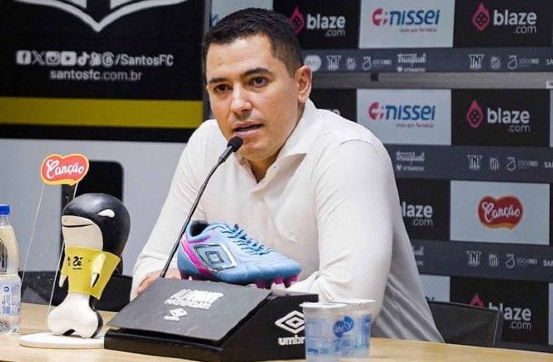 Presidente do Santos descarta demitir Pedro Martins, CEO do clube