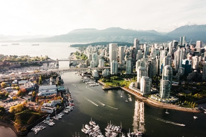 Vancouver é um importante centro econômico e um hub de indústrias como tecnologia, cinema e turismo. A cidade é famosa por oferecer diversas oportunidades de emprego e é ótima para quem quer empreender.