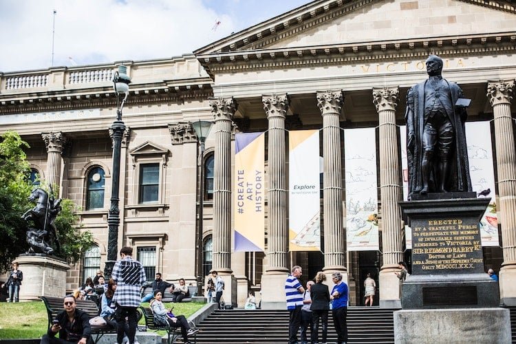 Conhecida como a capital cultural da AustrÃ¡lia, Melbourne abriga diversas galerias de arte, teatros, cinemas e eventos culturais, tornando-se um paraÃ­so para os amantes das artes.