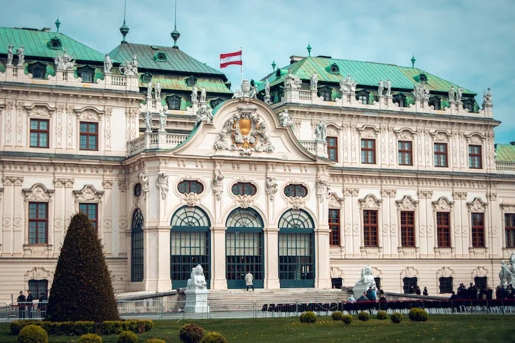 Há quem destaque que a qualidade de vida na cidade é enriquecida pela sua vasta herança cultural e uma ampla variedade de atividades disponíveis. 