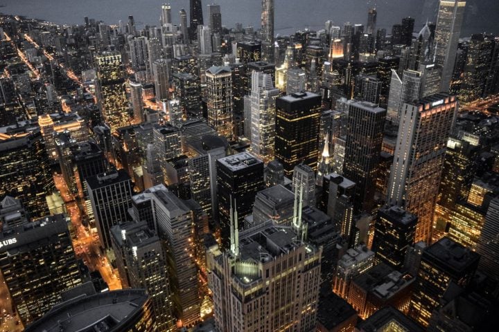 Chicago é um dos principais centros financeiros e empresariais dos EUA, abrigando a Bolsa de Valores de Chicago e grandes empresas.