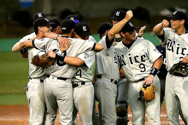 O jogo é disputado entre duas equipes de nove jogadores cada, que se alternam entre o ataque e a defesa ao longo de nove innings (entradas).