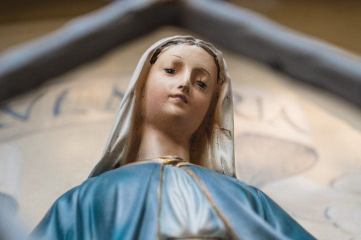 Segundo ela, o fenômeno "sobrenatural" fazia com que a estátua chorasse lágrimas de sangue em alguns momentos. 