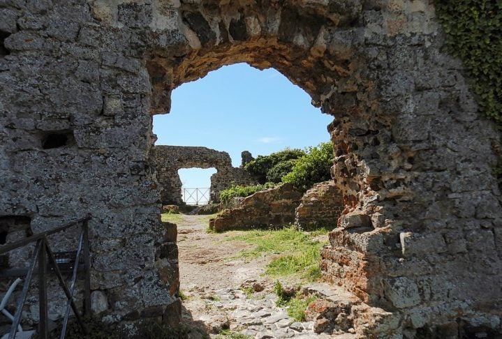 A cidade tem origens antigas, remontando à época etrusca, como evidenciado pelos achados arqueológicos na área, incluindo tumbas e artefatos que podem ser explorados no Museu Civico local.