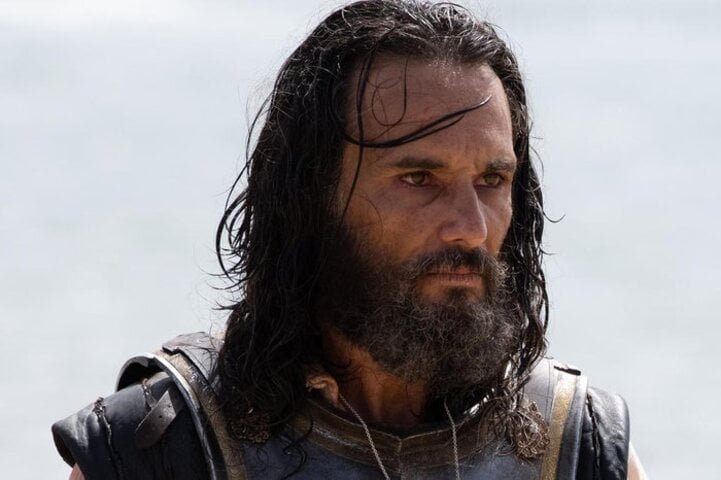 Rodrigo Santoro vem mantendo uma carreira sólida tanto no Brasil como no exterior. Em 2022, ele estrelou a minissérie espanhola "Sem Limites”, do Amazon Prime, ao lado de Álvaro Morte, ator que tornou-se famoso como o professor de "La Casa de Papel". 
