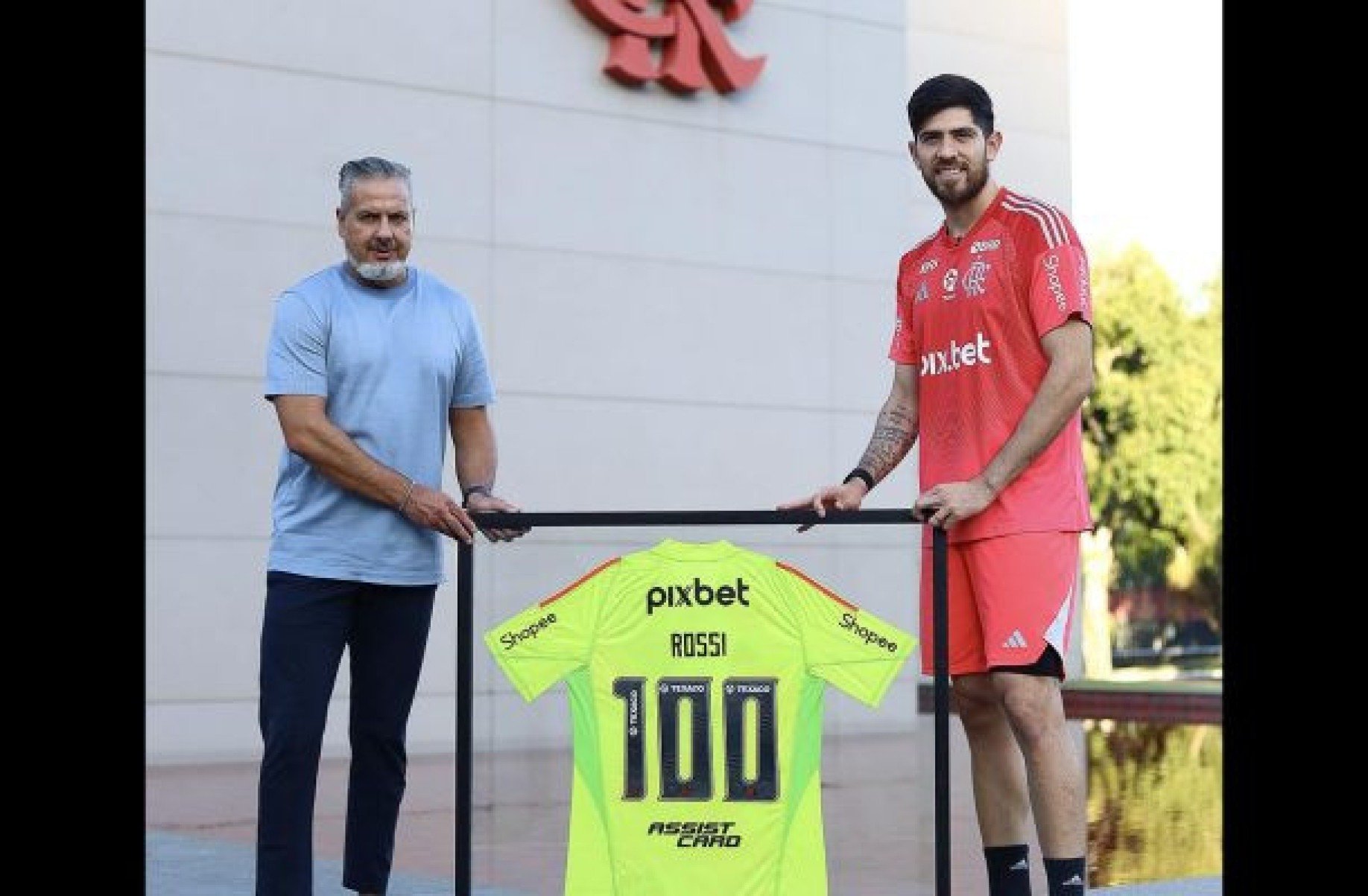 Rossi recebe homenagem do Flamengo após carro ser alvejado por tiros: ‘Brinquei para renovar agora’