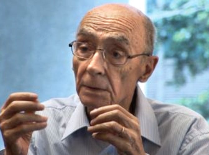 Ele dizia: "Se podes olhar, vê. Se podes ver, repara." Essa frase reflete sua postura diante da literatura e da vida, pois ele acreditava que o verdadeiro escritor deveria ser um observador atento da realidade e um crítico incansável das injustiças.