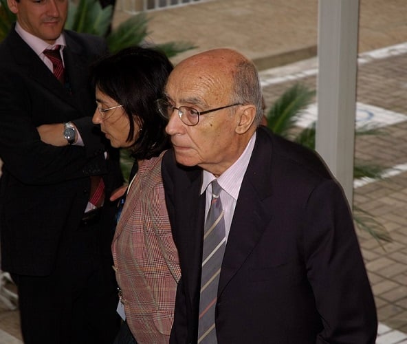 Como consequÃªncia, ele e sua esposa, Pilar Del RÃ­o, se exilaram em Lanzarote (na Espanha), onde viveriam o restante de suas vidas.