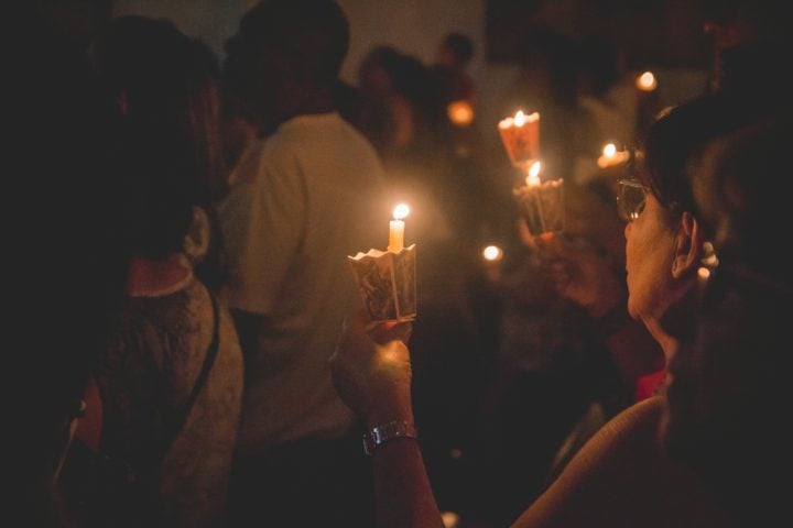 As proibições incluem missas, orações em grupo, peregrinações e qualquer atividade que pudesse sugerir aprovação oficial da Igreja.