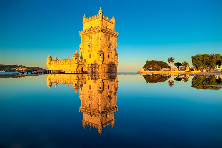 Torre de Belém - Em 11/1/1907, há 115 anos, a Torre de Belém (Lisboa) foi classificada como Monumento Nacional de Portugal. Mais um título para a bela fortificação, à margem do Rio Tejo, construída para proteção do território entre 1514 e 1520. Na época, os gajos começavam a explorar o Brasil recém-descoberto por Pedro Álvares Cabral. -Julius Silver - pixabay