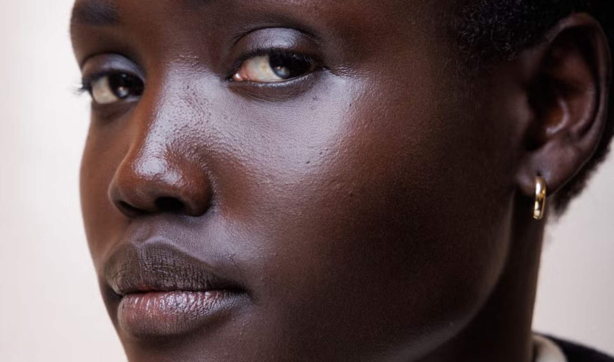 Imagine o toque de uma manteiga derretida na pele: maciez, cremosidade e brilho sutil. É esse o resultado esperado da Butter Skin.

-Dior