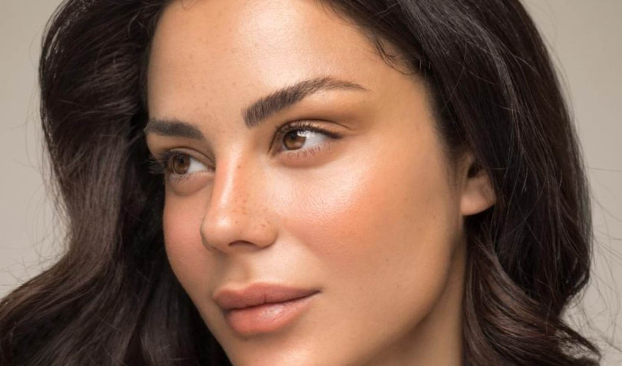 Com um bom skincare e maquiagem leve, é possível aderir à tendência mesmo na rotina mais corrida. A pele de manteiga veio para ficar.

-Redes sociais