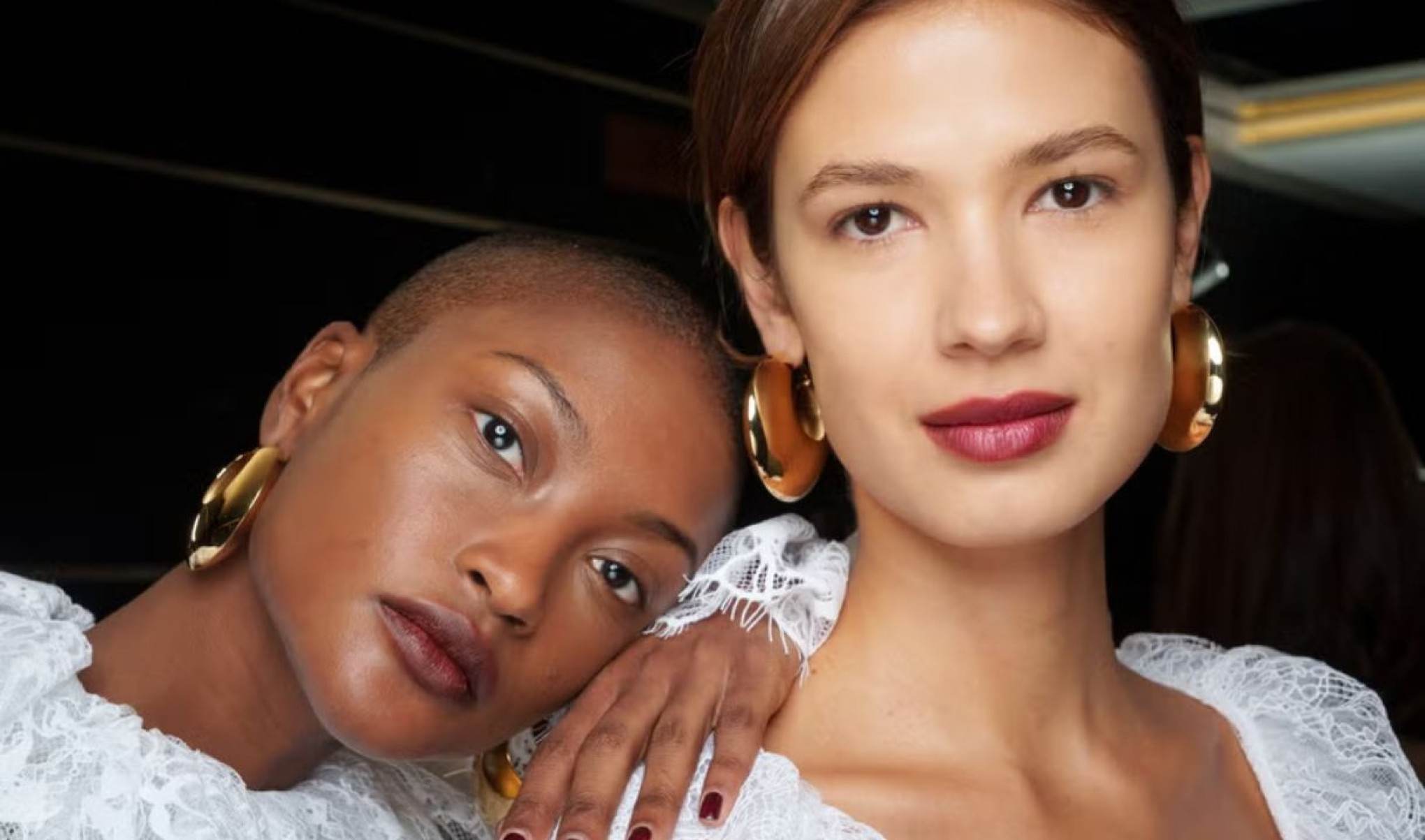 A maquiagem também entra em cena, mas com parcimônia. O foco está em produtos que realcem o brilho natural, como iluminadores líquidos e bases hidratantes.

-Redes sociais