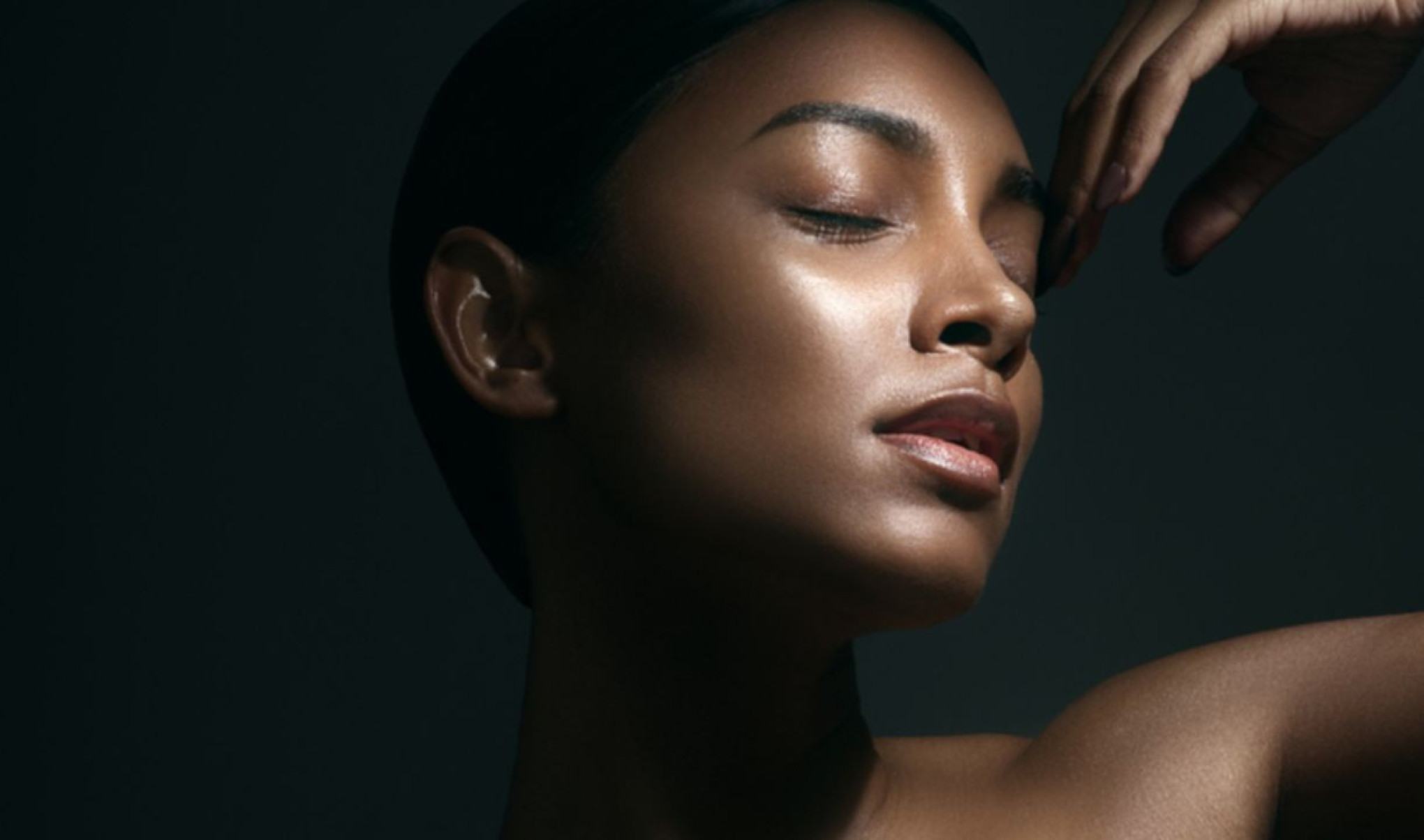 Ao invés de cobrir a pele com camadas de maquiagem, a tendência valoriza uma pele real e tratada. Produtos leves e iluminadores estratégicos são os aliados da vez.

-FreePik