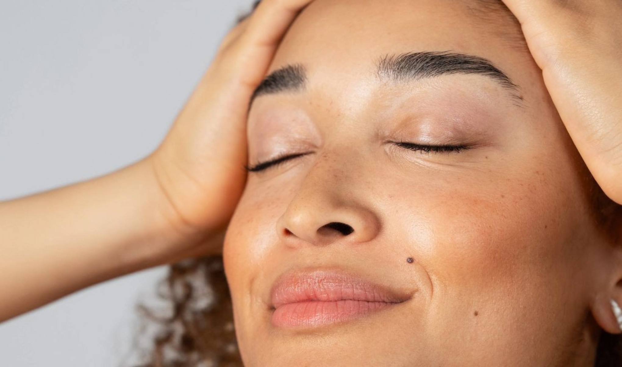 Usar produtos com ativos como ácido hialurônico, ceramidas e antioxidantes ajuda a manter a pele viçosa e nutrida — exatamente o efeito que a Butter Skin pede.

-FreePik
