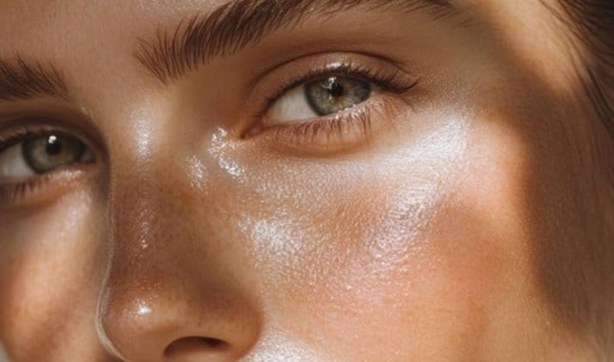 O visual busca um equilíbrio: nada de brilho exagerado, mas também longe da pele sem vida. A ideia é deixar a pele com cara de saudável, bem cuidada e naturalmente radiante.

-FreePik